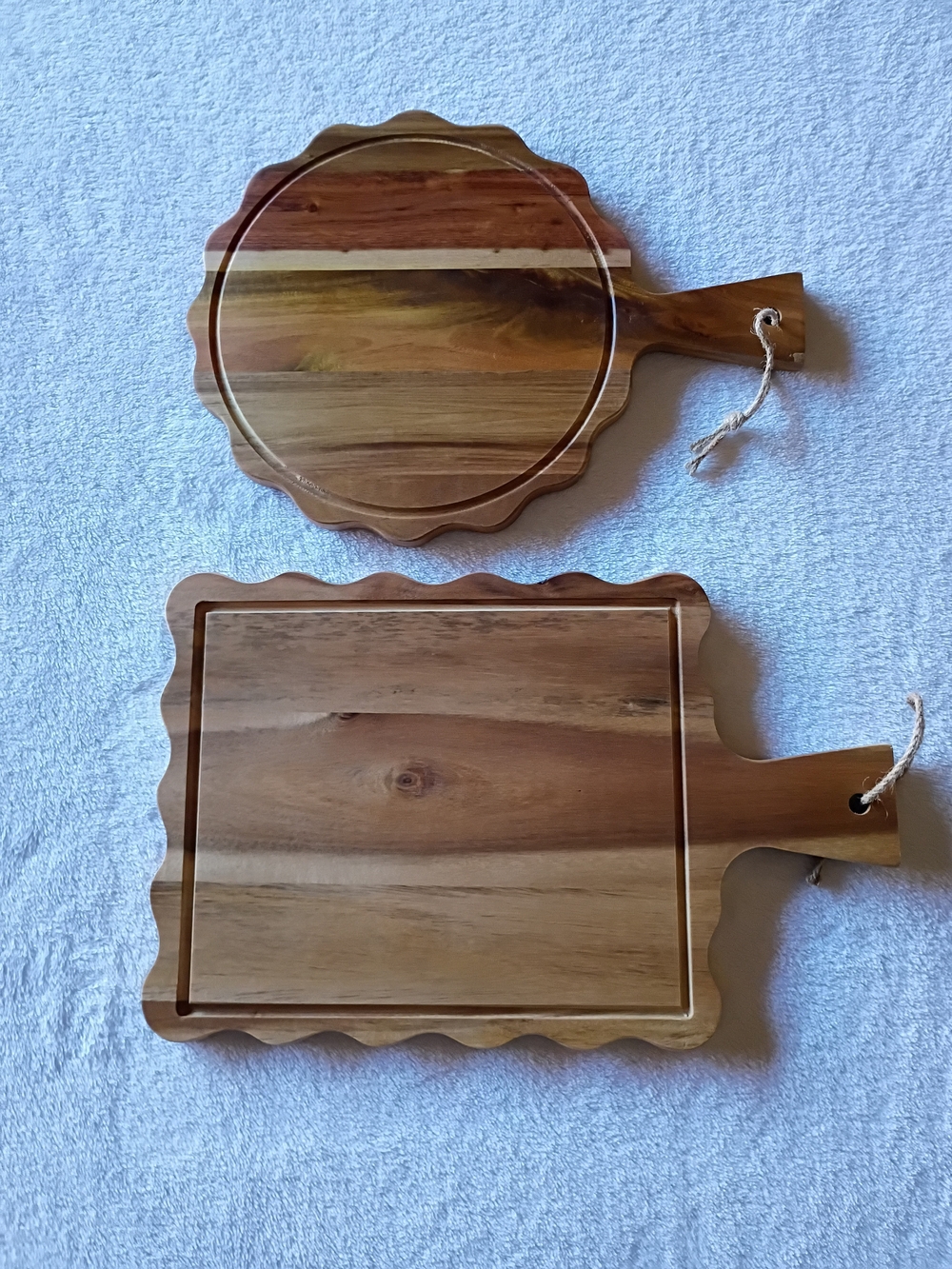 TIITEAUS Acacia Wood Scalloped Cutting Board Set of 2 Charcuterie NWT